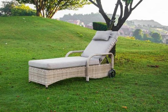 Maximizing Your Outdoor Space:'s Tips for Sumo the Right Patio Lounge Set