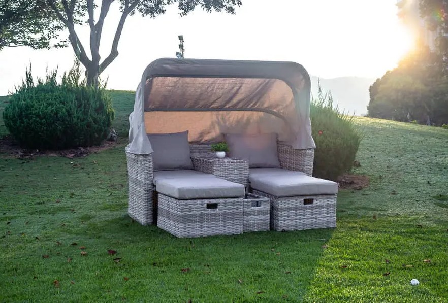 Transformare tuum Outdoor Livi Spatium cum Canopy Sofa Set